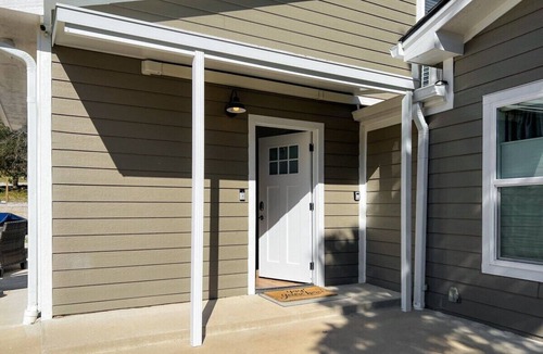 Fayetteville House | Hog Heaven | 4 wooded Acres, 10 minutes from UofA!