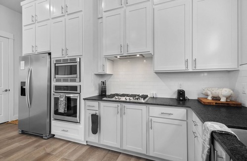 Fayetteville House | Hog Heaven-Steps to DT Fayetteville-Sleeps 8, Pets Allowed, Wifi, Parking