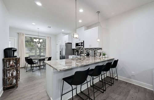 Point Venture Apartment | `Hogan Hideaway` Lake, Pool, Golf course, Gym!