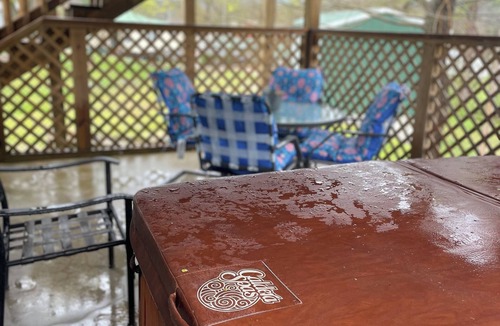 Eminence Cabin | Hogan's Hideout Americana Cozy Cabin with Hot Tub