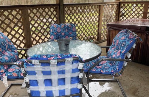 Eminence Cabin | Hogan's Hideout Americana Cozy Cabin with Hot Tub