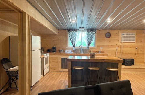 Eminence Apartment | Hogan's Hideout Suite is an adorable 3-bedroom rustic suite.