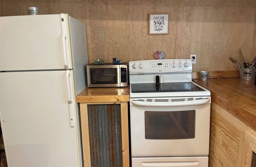Eminence Apartment | Hogan's Hideout Suite is an adorable 3-bedroom rustic suite.