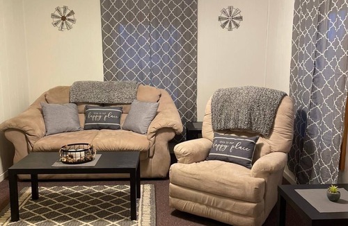 Eminence Cottage | Hogan’s Hideout Bonnie Manor- Cozy Cottage to enjoy.