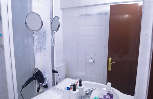 Bilbao Apartment | Hogar Feliz Encuentra a 10 min En Tren al Centro Historico de Bilbao