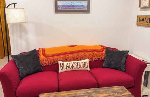 Miller Southside Apartment | Hokie Hideaway - Walk to Lane Stadium!