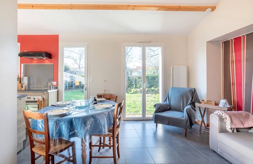 Saint-Georges-de-Pointindoux House | Holiday Home 'Petite Maison' with Private Garden and Wi-Fi