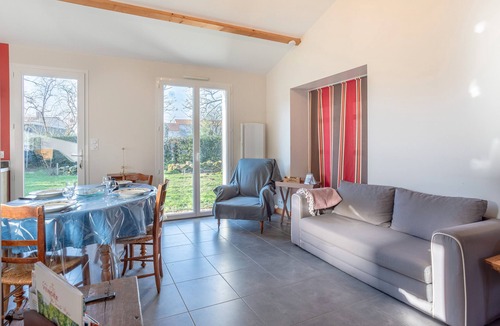 Saint-Georges-de-Pointindoux House | Holiday Home 'Petite Maison' with Private Garden and Wi-Fi