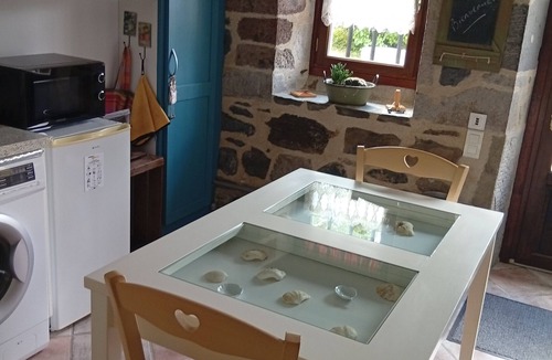 Saint-Martin-sous-Vigouroux House | Holiday Home 'Cantalou'