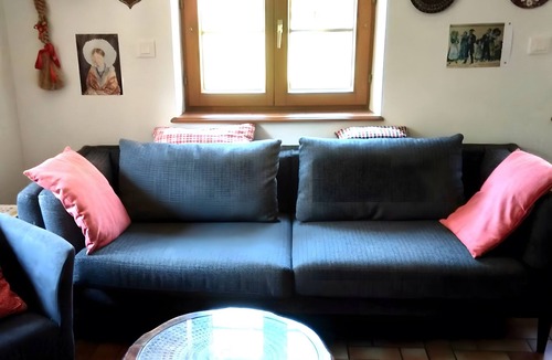 Mittelhausen House | Holiday Home “La Maison De Mediovilla” with Private Terrace, Garden and Wi-Fi