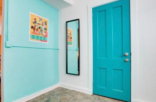East Little Havana Hostel | Hola Hostel - Open 24hr FREE DINNER - Under New Management -Shared Common Area-