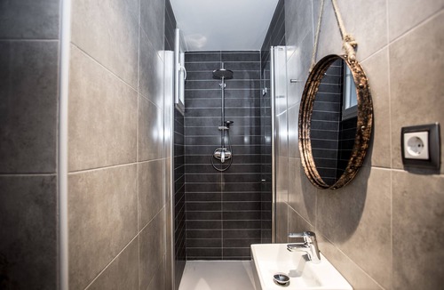 Embajadores Hostel | Hola Rooms