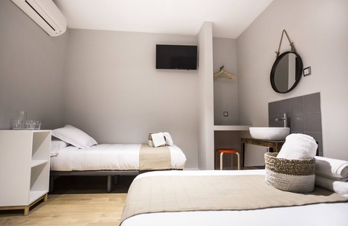 Embajadores Hostel | Hola Rooms