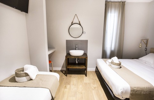 Embajadores Hostel | Hola Rooms