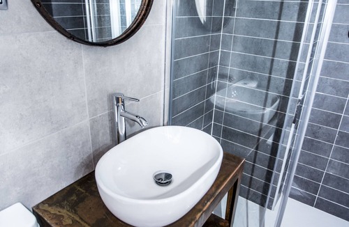 Embajadores Hostel | Hola Rooms