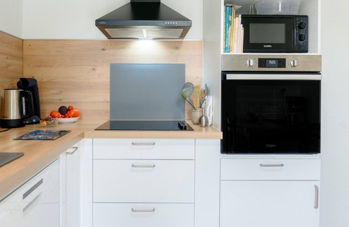 Saint-Genis House | Holiday Home 'Des Barnèdes' with Private Pool, Wi-Fi and Air Conditioning