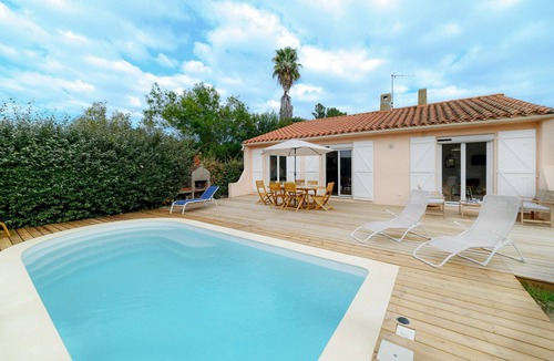 Saint-Genis House | Holiday Home 'Des Barnèdes' with Private Pool, Wi-Fi and Air Conditioning