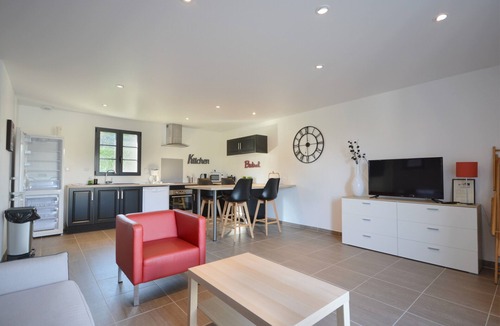 Saint-Quentin-en-Tourmont House | Holiday Home 'Le T'chot Pierre 1' with Lake View, Shared Garden and Wi-Fi