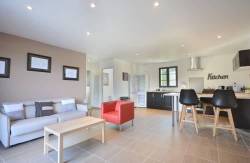 Saint-Quentin-en-Tourmont House | Holiday Home 'Le T'chot Pierre 1' with Lake View, Shared Garden and Wi-Fi