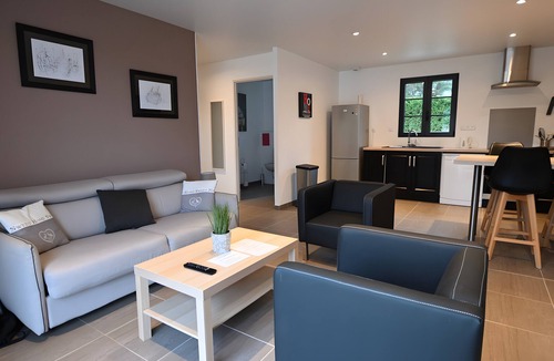 Saint-Quentin-en-Tourmont House | Holiday Home 'Le T'chot Pierre 2' with Lake View, Private Terrace and Wi-Fi