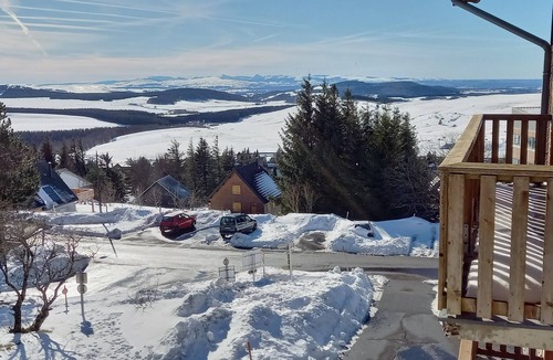 Besse-et-Saint-Anastaise Apartment | Holiday Apartment 'Le Maevan' with Mountain View, Shared Pool & Wi-Fi