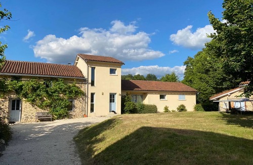 Saint-Leonard-de-Noblat House | Holiday Home in Saint-Léonard with Pool