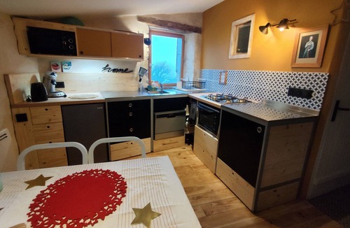 Saint-Martin-le-Superieur House | Holiday Home 'L'Atelier' with Shared Pool, Private Garden and Wi-Fi