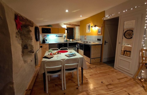 Saint-Martin-le-Superieur House | Holiday Home 'L'Atelier' with Shared Pool, Private Garden and Wi-Fi