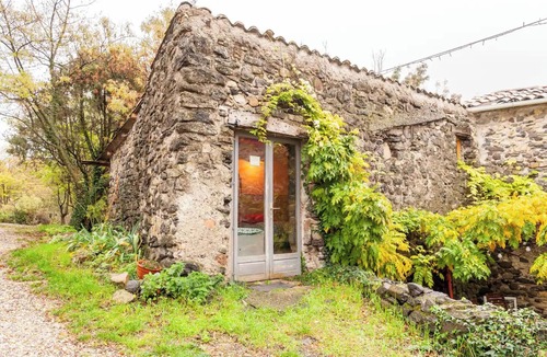 Saint-Martin-le-Superieur House | Holiday Home 'L'Atelier' with Shared Pool, Private Garden and Wi-Fi