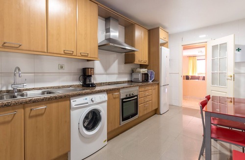 Atalaya-Isdabe Apartment | Holiday Accommodation "Apartamento Entre Estepona-Marbella" with Shared Pool & Wi-Fi
