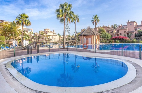 Atalaya-Isdabe Apartment | Holiday Accommodation "Apartamento Entre Estepona-Marbella" with Shared Pool & Wi-Fi
