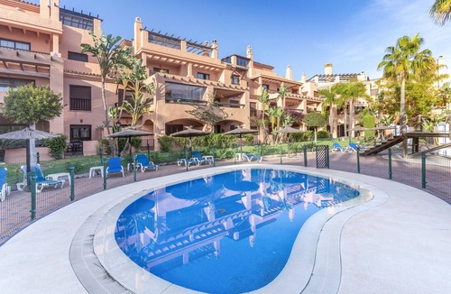 Atalaya-Isdabe Apartment | Holiday Accommodation "Apartamento Entre Estepona-Marbella" with Shared Pool & Wi-Fi