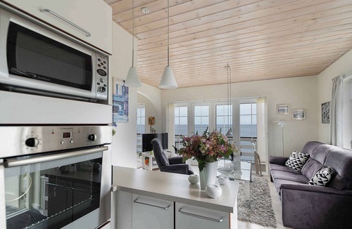 Sandvig Apartment | Holiday apartment with sea view on the cliffs