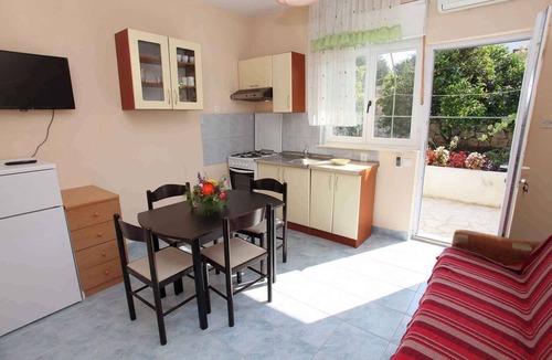 Okrug Donji Apartment | Holiday apartment 100 m from the beach