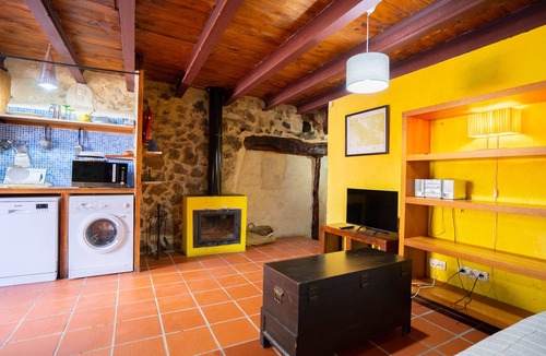 La Cuevarruz Apartment | Holiday Apartment "Casa de los Sueños - Dimoni" with Shared Terrace & Wi-Fi