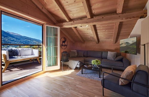 Klosters Dorf Apartment | Holiday Apartment "Dorf" with Mountain View, Balcony & Wi-Fi