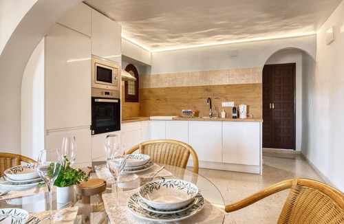 La Canuta Apartment | Holiday Apartment "Charissa" with Sea View, Shared Pool & Wi-Fi