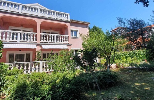 Cancini Apartment | Holiday apartment for max. 8 people in a quiet location