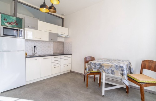 Cuxac-dʼAude Apartment | Holiday Apartment Les Pieds dans l'Aude – Renovated, Central, with Terrace