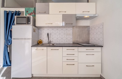 Cuxac-dʼAude Apartment | Holiday Apartment Les Pieds dans l'Aude – Renovated, Central, with Terrace