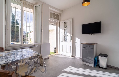 Cuxac-dʼAude Apartment | Holiday Apartment Les Pieds dans l'Aude – Renovated, Central, with Terrace