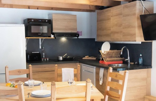 Belvedere Apartment | Holiday Apartment "Gite L'Esquirol" with Mountain View, Shared Garden & Wi-Fi
