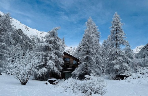 Belvedere Apartment | Holiday Apartment "Gite L'Esquirol" with Mountain View, Shared Garden & Wi-Fi