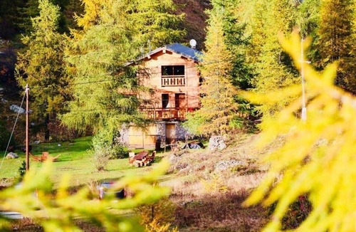 Belvedere Apartment | Holiday Apartment "Gite L'Esquirol" with Mountain View, Shared Garden & Wi-Fi