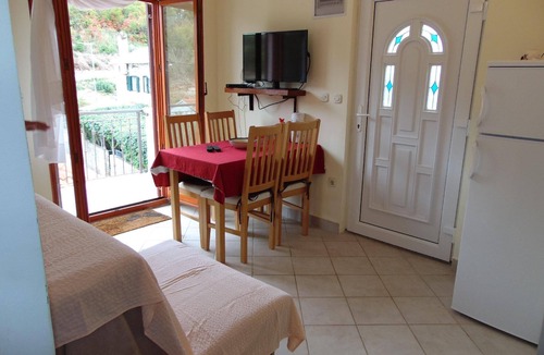 Donje Selo Apartment | Holiday apartment Grohote for 1 - 4 persons with 2 bedrooms - Row house