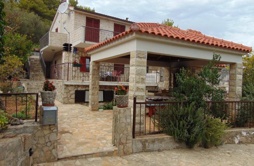 Donje Selo Apartment | Holiday apartment Grohote for 1 - 4 persons with 2 bedrooms - Row house