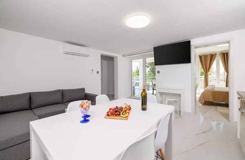 Kras Apartment | Holiday apartment with shared pool