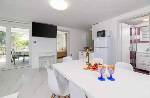 Kras Apartment | Holiday apartment with shared pool