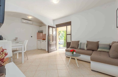 Susnjici Apartment | Holiday apartment With pool and large garden