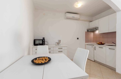Susnjici Apartment | Holiday apartment With pool and large garden